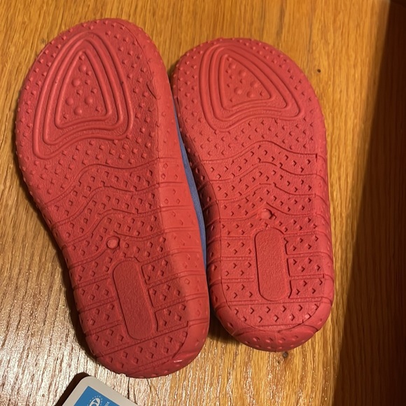 Peppa pig water shoes size 8 - Picture 3 of 4